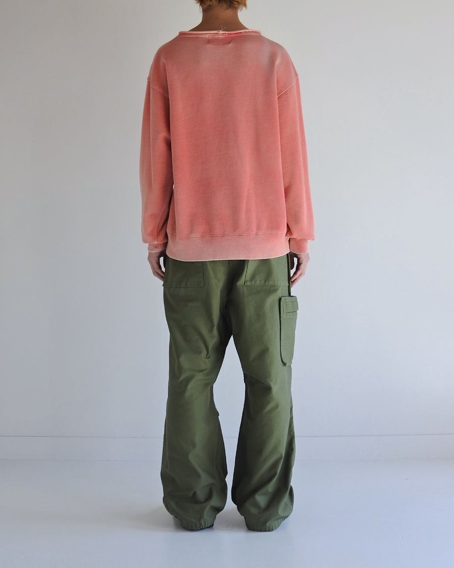 フードをカットオフした薄い赤色のスウェットパーカー。
染色と加工によって日焼けし褪せたようなリアルな表情を出しています。