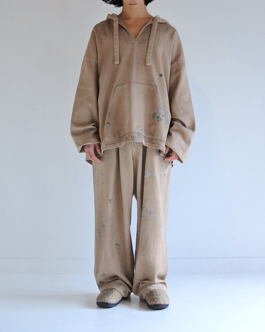 メキシカンパーカーの特徴や印象を忠実に再現しつつ、寸法を調整してシルエットを整えた一着です。
柔らかな甘織りデニムを使用し、快適な着心地に仕上げています。
太畝ツイルデニムは弱スラブ糸で織り上げたふっくらとした質感と自然なストレッチ性が特徴で、ベージュカラーが上品な印象を与えます。