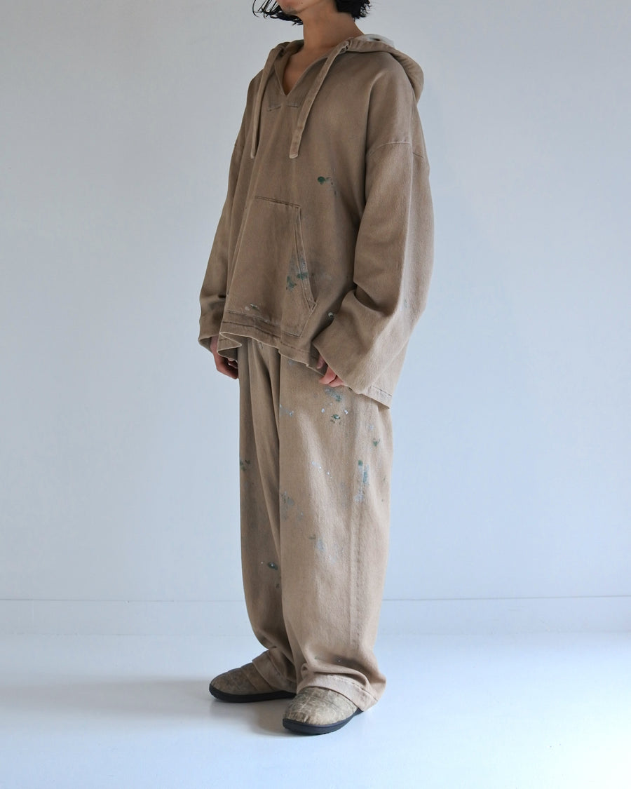 メキシカンパーカーの特徴や印象を忠実に再現しつつ、寸法を調整してシルエットを整えた一着です。
柔らかな甘織りデニムを使用し、快適な着心地に仕上げています。
太畝ツイルデニムは弱スラブ糸で織り上げたふっくらとした質感と自然なストレッチ性が特徴で、ベージュカラーが上品な印象を与えます。