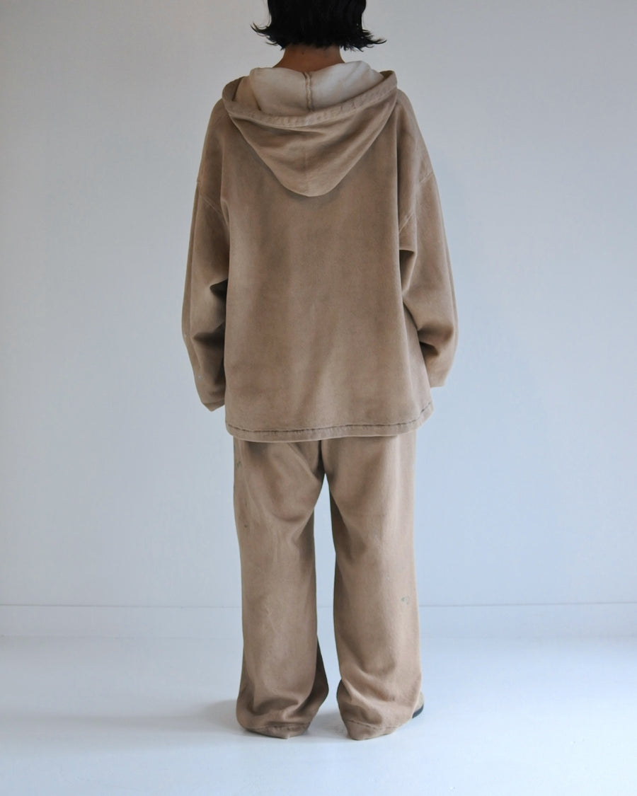 メキシカンパーカーの特徴や印象を忠実に再現しつつ、寸法を調整してシルエットを整えた一着です。
柔らかな甘織りデニムを使用し、快適な着心地に仕上げています。
太畝ツイルデニムは弱スラブ糸で織り上げたふっくらとした質感と自然なストレッチ性が特徴で、ベージュカラーが上品な印象を与えます。