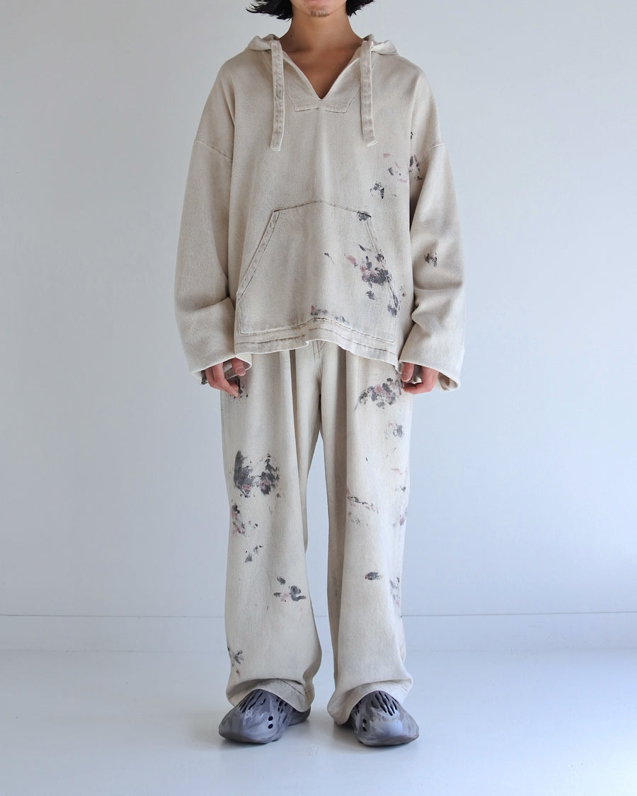 メキシカンパーカーの特徴や印象を忠実に再現しつつ、寸法を調整してシルエットを整えた一着です。
柔らかな甘織りデニムを使用し、快適な着心地に仕上げています。
太畝ツイルデニムは弱スラブ糸で織り上げたふっくらとした質感と自然なストレッチ性が特徴で、オフホワイトカラーが上品な印象を与えます。