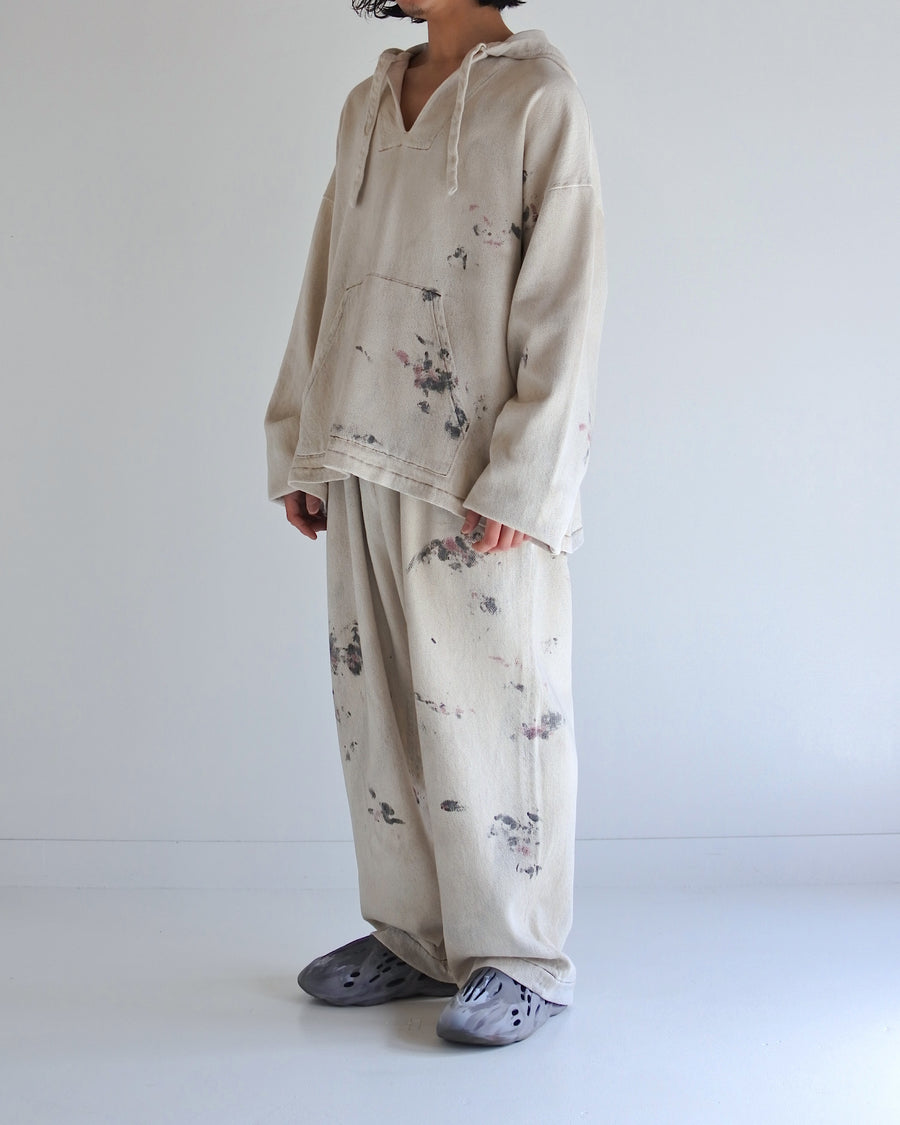 メキシカンパーカーの特徴や印象を忠実に再現しつつ、寸法を調整してシルエットを整えた一着です。
柔らかな甘織りデニムを使用し、快適な着心地に仕上げています。
太畝ツイルデニムは弱スラブ糸で織り上げたふっくらとした質感と自然なストレッチ性が特徴で、オフホワイトカラーが上品な印象を与えます。