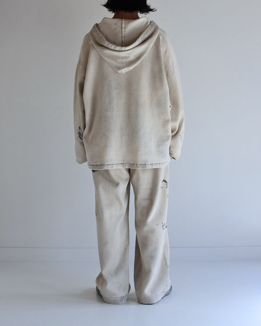 メキシカンパーカーの特徴や印象を忠実に再現しつつ、寸法を調整してシルエットを整えた一着です。
柔らかな甘織りデニムを使用し、快適な着心地に仕上げています。
太畝ツイルデニムは弱スラブ糸で織り上げたふっくらとした質感と自然なストレッチ性が特徴で、オフホワイトカラーが上品な印象を与えます。