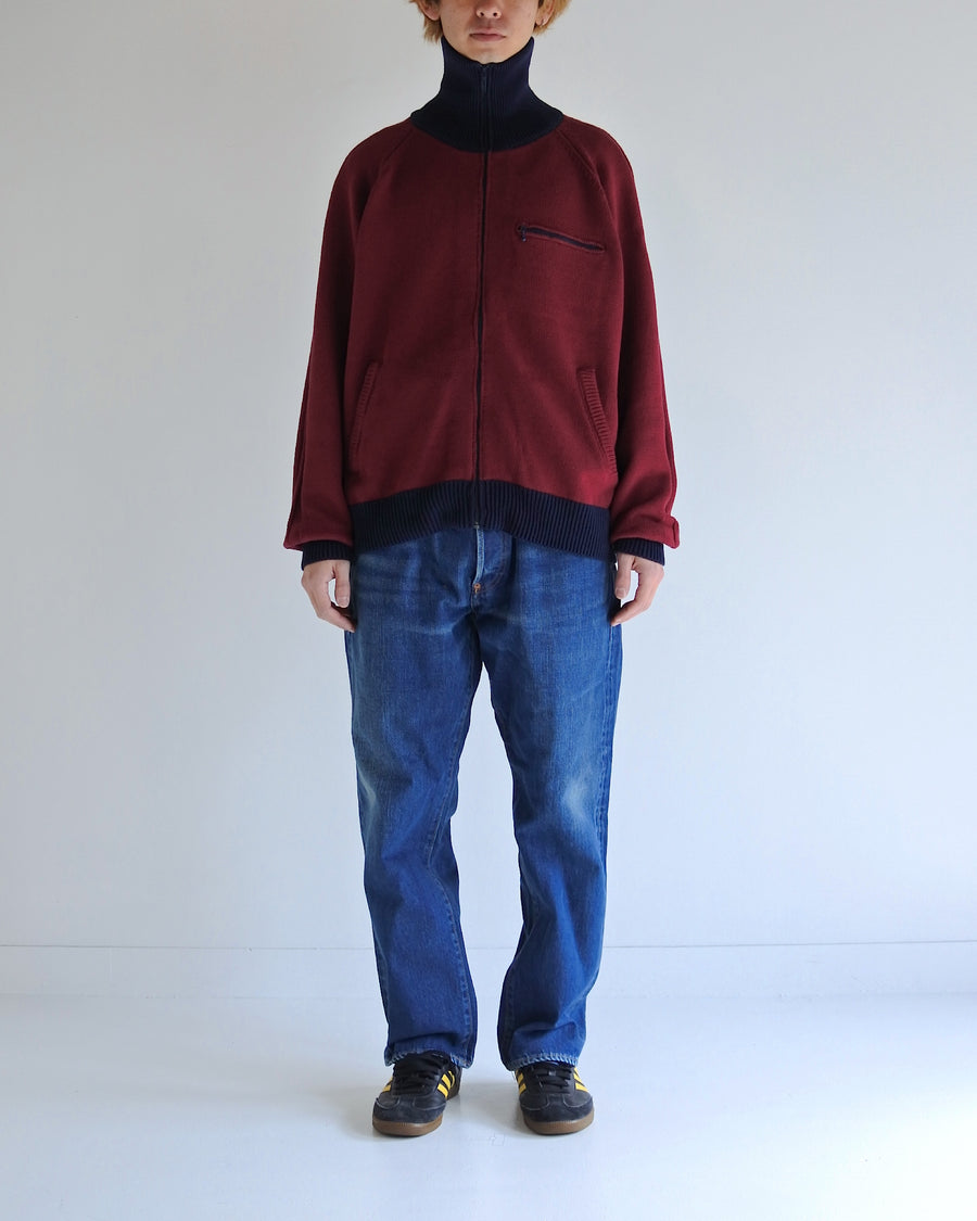 コットンニットを使用したドライバーズニット。
太番手の強撚糸による特殊な天竺編みで、適度なハリと風合いを持たせています。
ゆとりのある身幅ながら、アウターのインナーとしても使いやすいバランスの取れたシルエットに仕上げました。コットン素材のためホームクリーニングも可能です。
カラーは深みのあるバーガンディー。