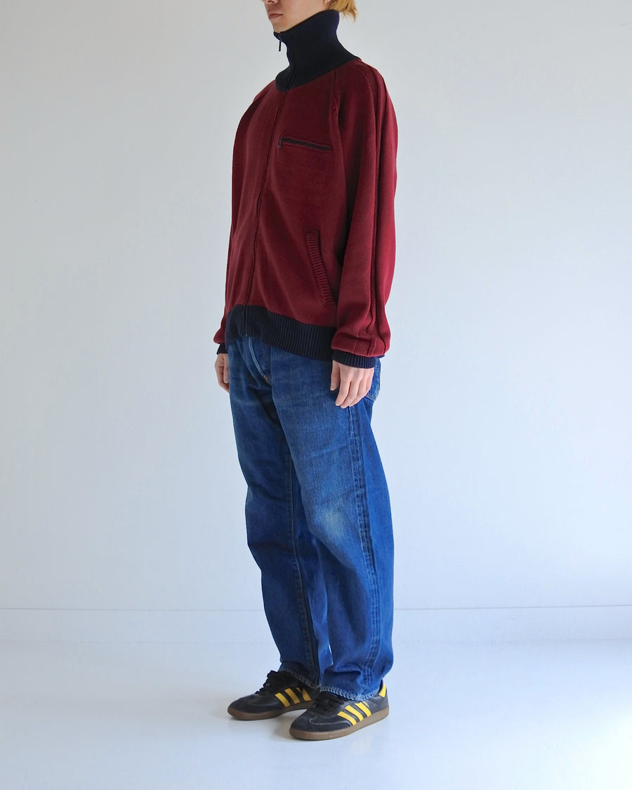 コットンニットを使用したドライバーズニット。
太番手の強撚糸による特殊な天竺編みで、適度なハリと風合いを持たせています。
ゆとりのある身幅ながら、アウターのインナーとしても使いやすいバランスの取れたシルエットに仕上げました。コットン素材のためホームクリーニングも可能です。
カラーは深みのあるバーガンディー。