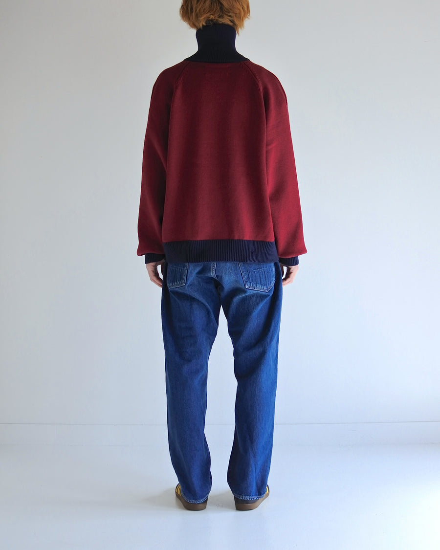 コットンニットを使用したドライバーズニット。
太番手の強撚糸による特殊な天竺編みで、適度なハリと風合いを持たせています。
ゆとりのある身幅ながら、アウターのインナーとしても使いやすいバランスの取れたシルエットに仕上げました。コットン素材のためホームクリーニングも可能です。
カラーは深みのあるバーガンディー。