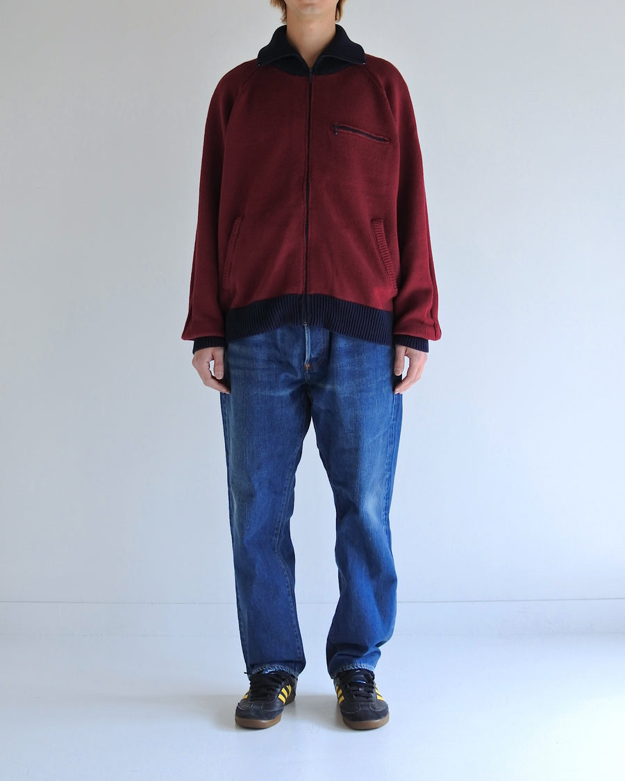 コットンニットを使用したドライバーズニット。
太番手の強撚糸による特殊な天竺編みで、適度なハリと風合いを持たせています。
ゆとりのある身幅ながら、アウターのインナーとしても使いやすいバランスの取れたシルエットに仕上げました。コットン素材のためホームクリーニングも可能です。
カラーは深みのあるバーガンディー。