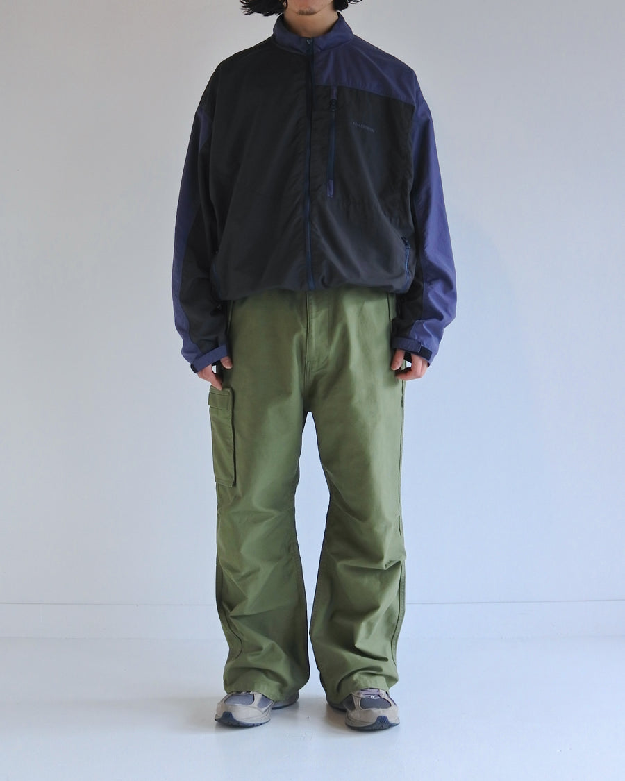 総裏メッシュのウィンドブレーカー。
90年代の某アウトドアブランドからイメージし、ネイビーとブラックの配色のデザインが特徴です。