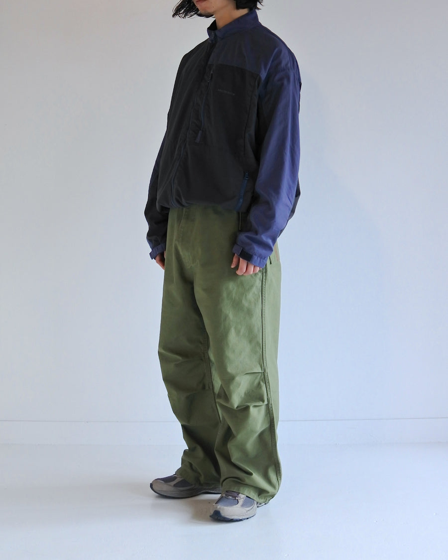 総裏メッシュのウィンドブレーカー。
90年代の某アウトドアブランドからイメージし、ネイビーとブラックの配色のデザインが特徴です。