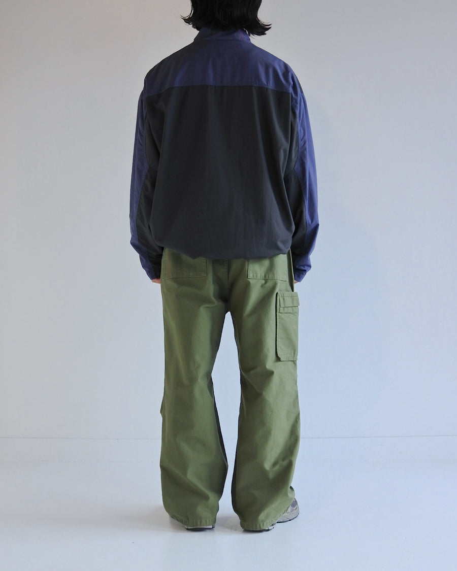 総裏メッシュのウィンドブレーカー。
90年代の某アウトドアブランドからイメージし、ネイビーとブラックの配色のデザインが特徴です。