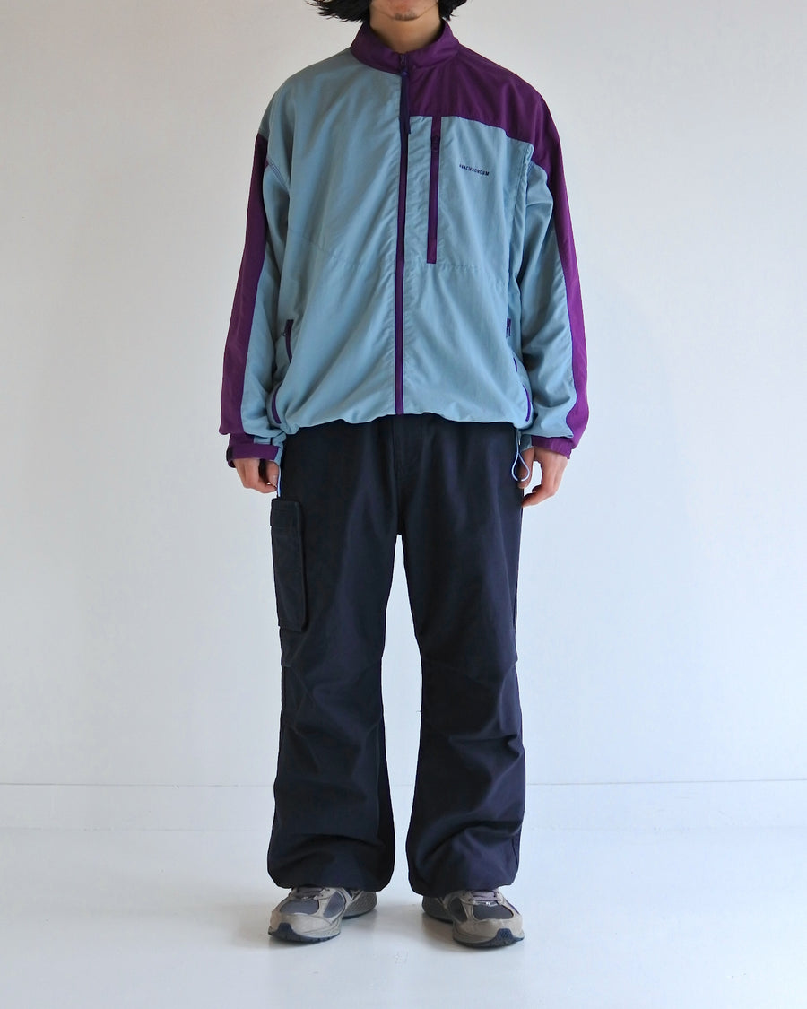 総裏メッシュのウィンドブレーカー。
90年代の某アウトドアブランドからイメージし、ブルーとパープルの配色のデザインが特徴です。
