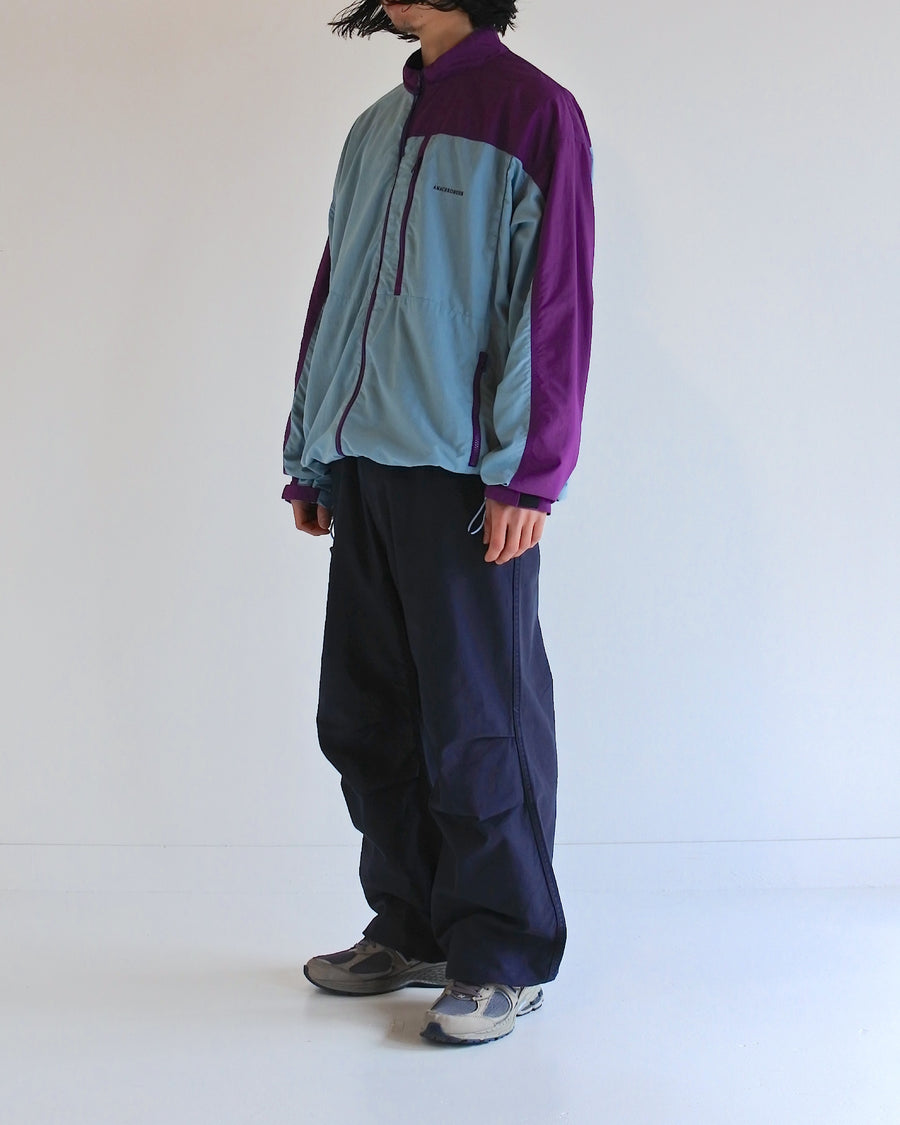 総裏メッシュのウィンドブレーカー。
90年代の某アウトドアブランドからイメージし、ブルーとパープルの配色のデザインが特徴です。