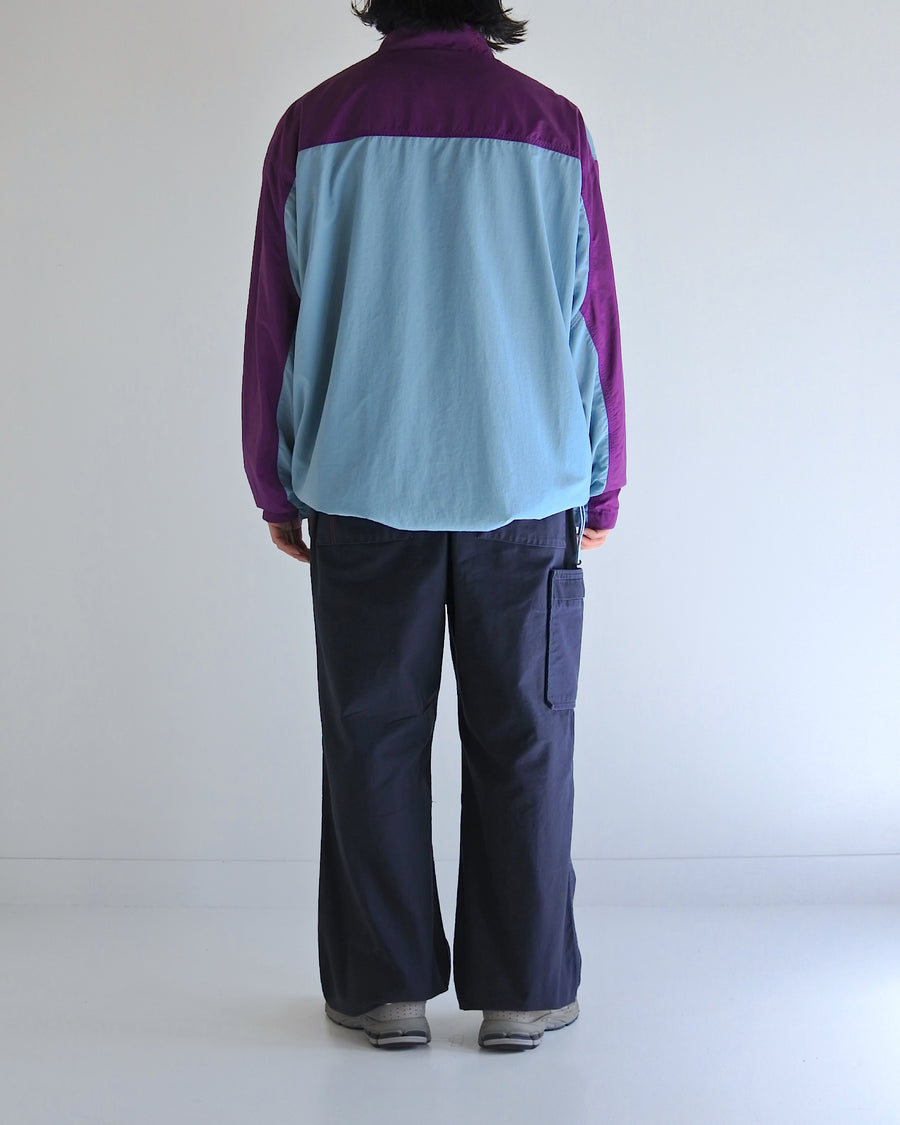 総裏メッシュのウィンドブレーカー。
90年代の某アウトドアブランドからイメージし、ブルーとパープルの配色のデザインが特徴です。