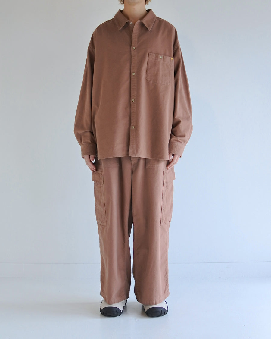 ソフトなタッチのコットンスウェード素材を使用したピンクベージュ色のワイドシルエットシャツ
