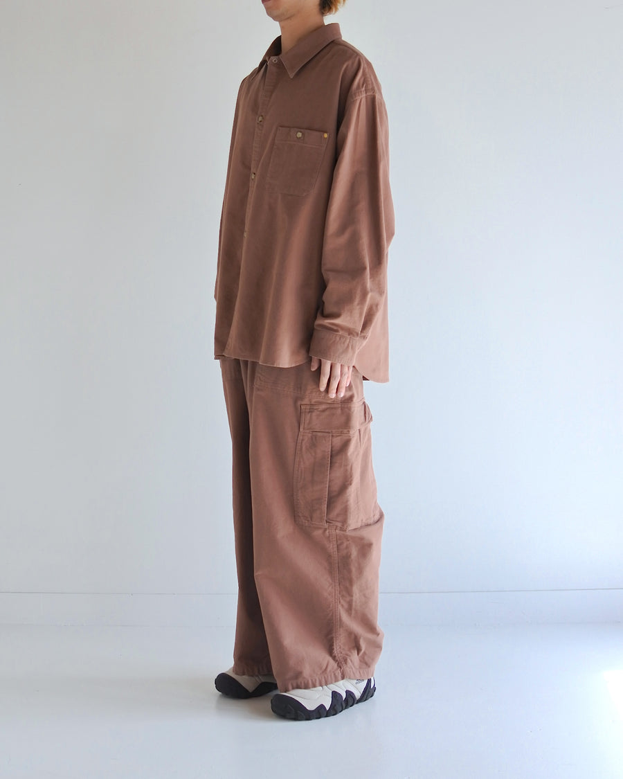 ソフトなタッチのコットンスウェード素材を使用したピンクベージュ色のワイドシルエットシャツ