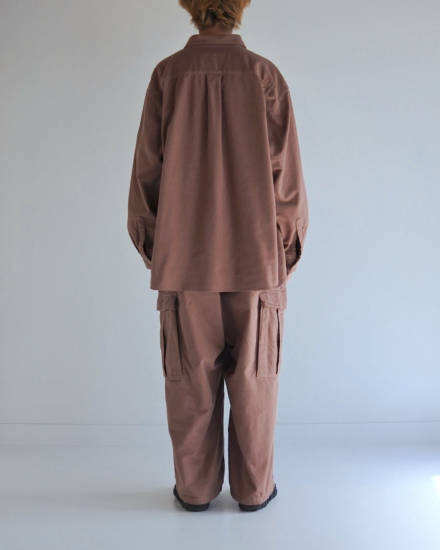 ソフトなタッチのコットンスウェード素材を使用したピンクベージュ色のワイドシルエットシャツ