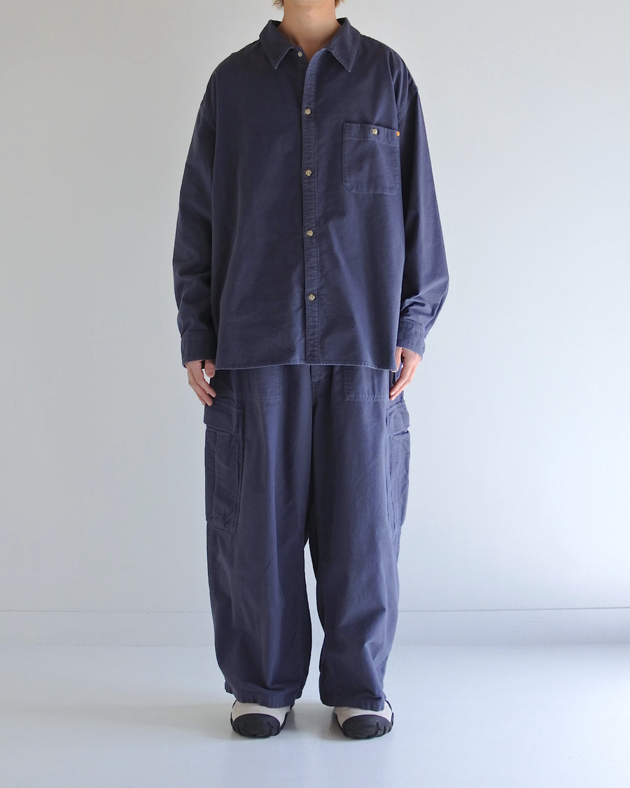 ソフトなタッチのコットンスウェード素材を使用したブルーグレイ色のワイドシルエットシャツ