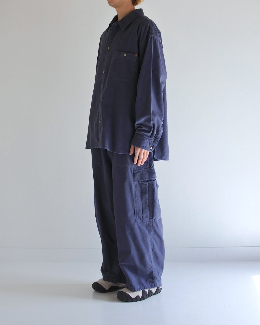 ソフトなタッチのコットンスウェード素材を使用したブルーグレイ色のワイドシルエットシャツ