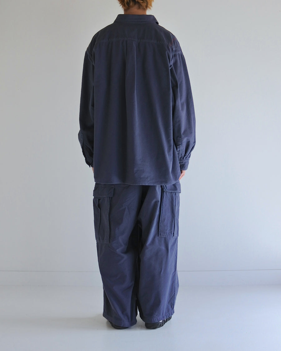 ソフトなタッチのコットンスウェード素材を使用したブルーグレイ色のワイドシルエットシャツ