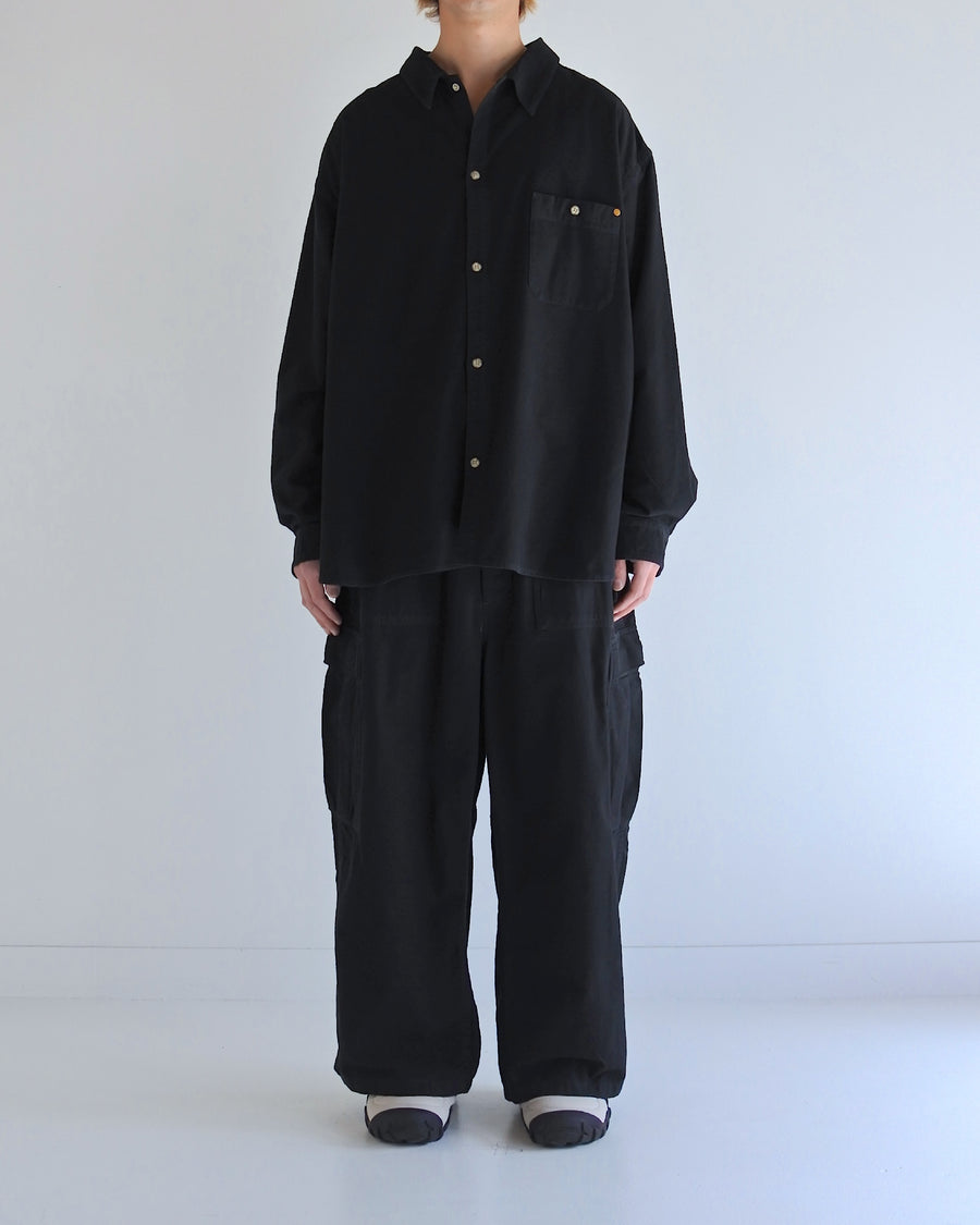 ソフトなタッチのコットンスウェード素材を使用したブラック色のワイドシルエットシャツ