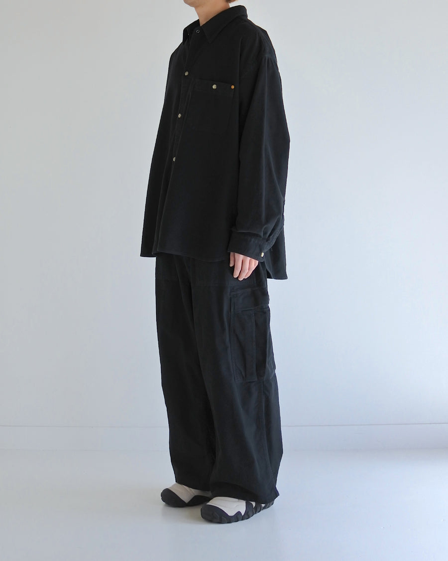 ソフトなタッチのコットンスウェード素材を使用したブラック色のワイドシルエットシャツ