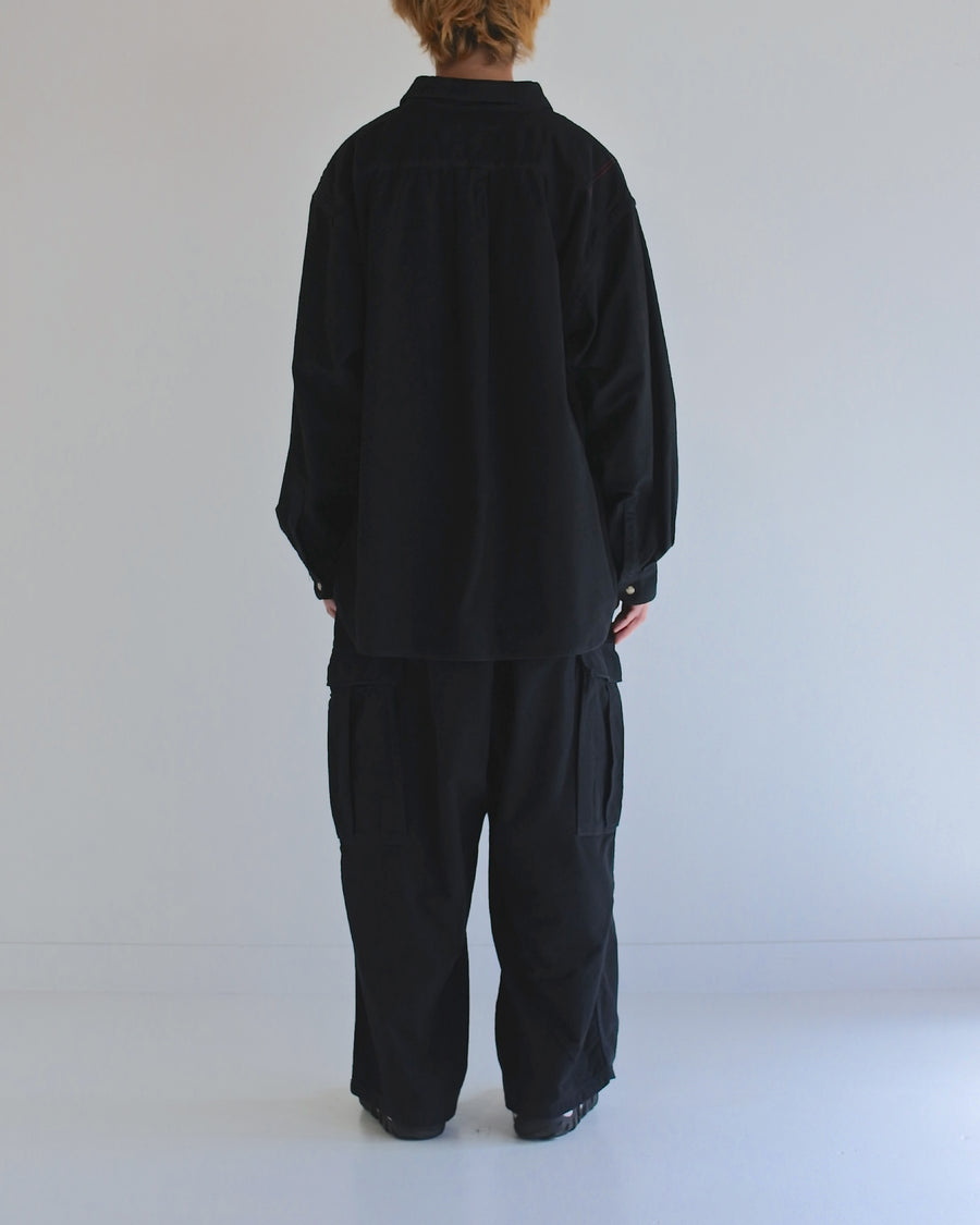 ソフトなタッチのコットンスウェード素材を使用したブラック色のワイドシルエットシャツ