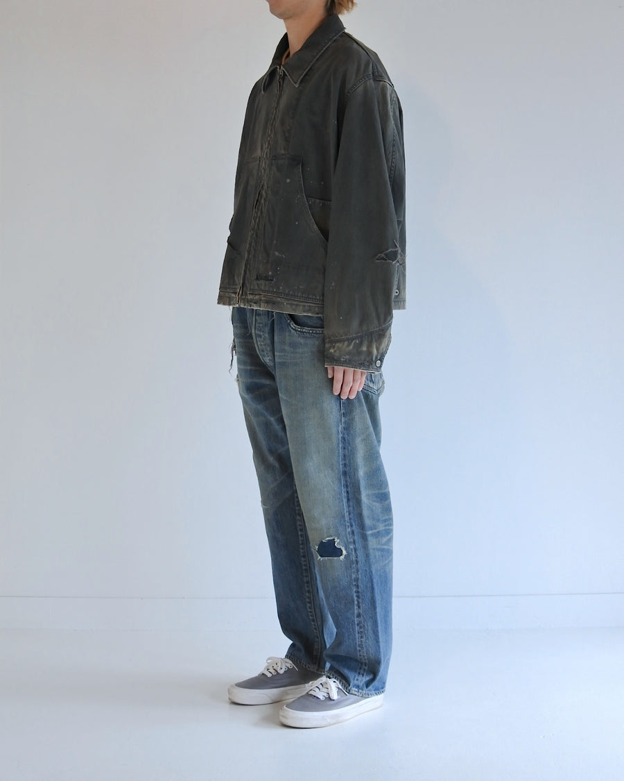 【 商品名：リメイクデトロイトダックジャケット 】

本製品は、ゆとりのある身幅とややクロップド丈に設計されたブラックカラーのジャケットで、インナーアイテムとのレイヤードを楽しめるバランスの良いシルエットが特徴です。生地には頒布の中でも最も薄手の11号帆布生地を採用しており、強度・耐久性に優れ、着用を重ねるごとにアタリなどの経年変化を味わえる素材です。さらに、水や薬品の使用量を抑えながら生地の凹凸部分のアタリを強調し、同時に自然な脱色感を生み出す特殊エイジング加工を施し、加えてサンフェードによるダメージ加工を加えることで、より奥行きのある表情に仕上げています。