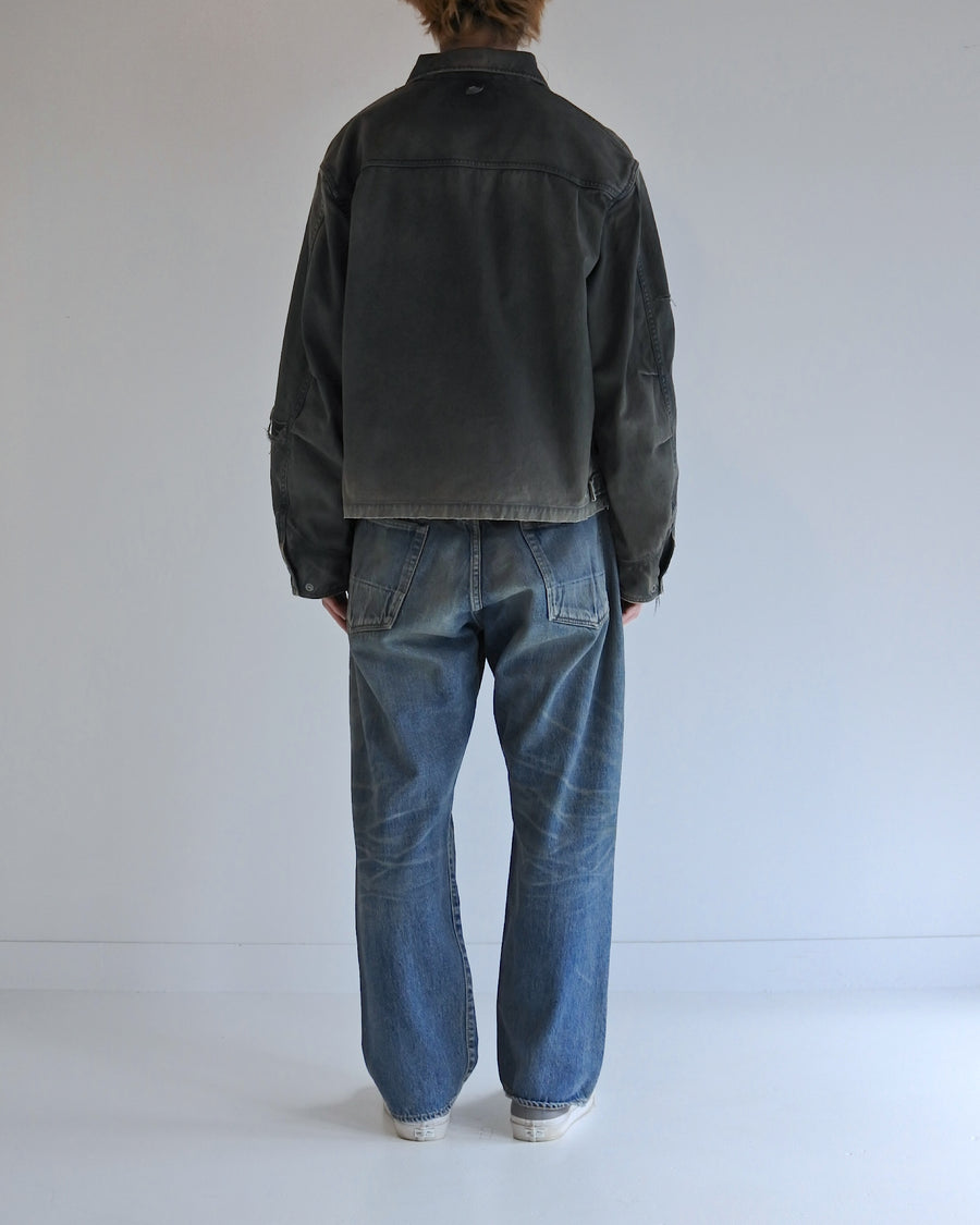 【 商品名：リメイクデトロイトダックジャケット 】

本製品は、ゆとりのある身幅とややクロップド丈に設計されたブラックカラーのジャケットで、インナーアイテムとのレイヤードを楽しめるバランスの良いシルエットが特徴です。生地には頒布の中でも最も薄手の11号帆布生地を採用しており、強度・耐久性に優れ、着用を重ねるごとにアタリなどの経年変化を味わえる素材です。さらに、水や薬品の使用量を抑えながら生地の凹凸部分のアタリを強調し、同時に自然な脱色感を生み出す特殊エイジング加工を施し、加えてサンフェードによるダメージ加工を加えることで、より奥行きのある表情に仕上げています。