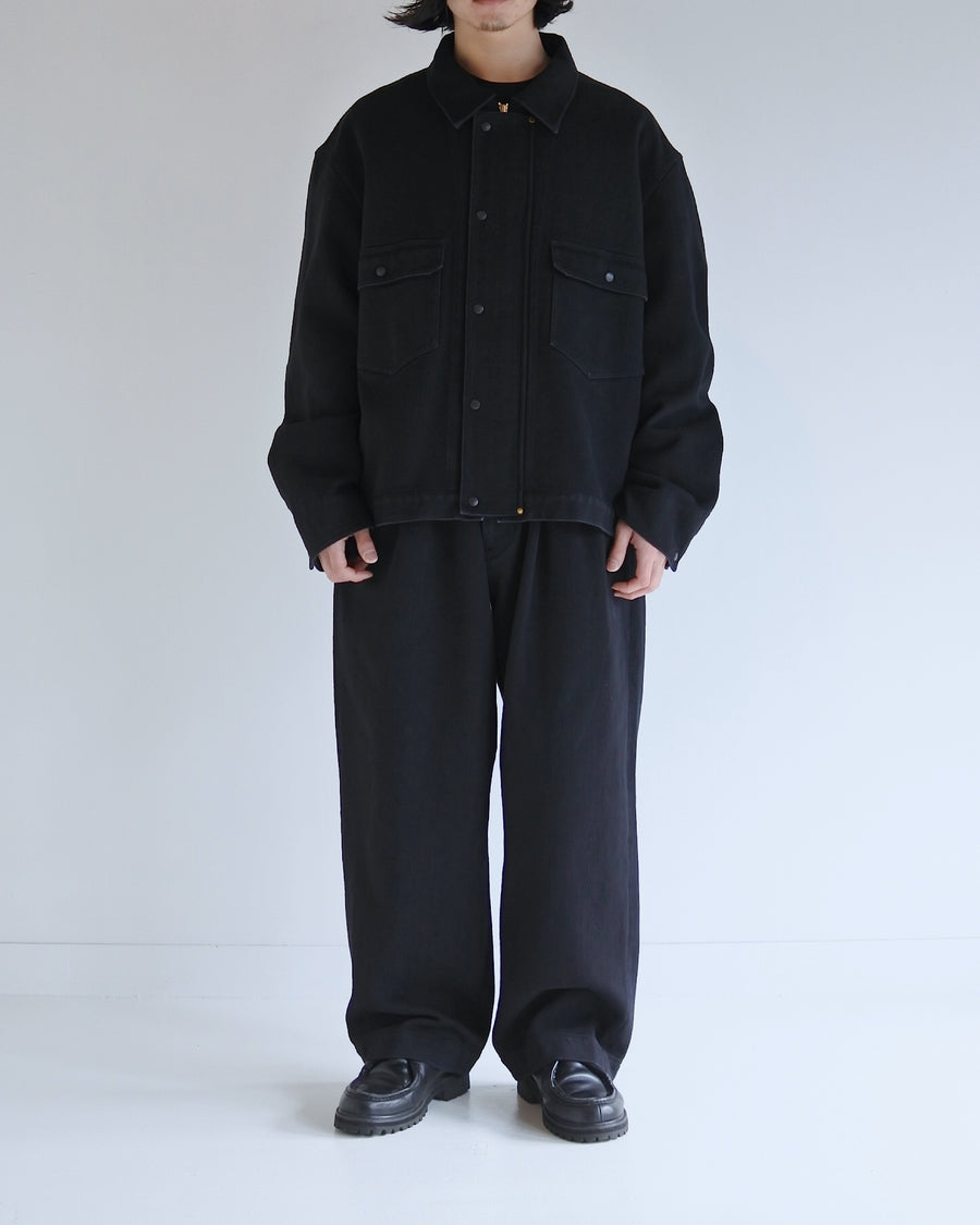 ヘビーピケワークジャケットは、上質で肉厚なピケ素材を使用し、無骨さときれいな落ち感を兼ね備えた一着です。13オンスの先染め硫化ピケは重厚感と柔らかさが特徴で、着用を重ねることで硫化染料ならではの味わい深い経年変化が生まれます。加工はワンウォッシュ仕上げです。
The Heavy Pique Work Jacket is made from premium, heavyweight pique fabric that blends rugged character with a clean, refined drape. The 13oz pre-dyed sulfide pique offers both substantial weight and softness, gradually developing a rich patina with wear. The jacket is finished with a one-wash treatment.