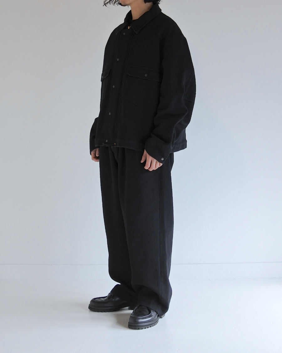 ヘビーピケワークジャケットは、上質で肉厚なピケ素材を使用し、無骨さときれいな落ち感を兼ね備えた一着です。13オンスの先染め硫化ピケは重厚感と柔らかさが特徴で、着用を重ねることで硫化染料ならではの味わい深い経年変化が生まれます。加工はワンウォッシュ仕上げです。
The Heavy Pique Work Jacket is made from premium, heavyweight pique fabric that blends rugged character with a clean, refined drape. The 13oz pre-dyed sulfide pique offers both substantial weight and softness, gradually developing a rich patina with wear. The jacket is finished with a one-wash treatment.