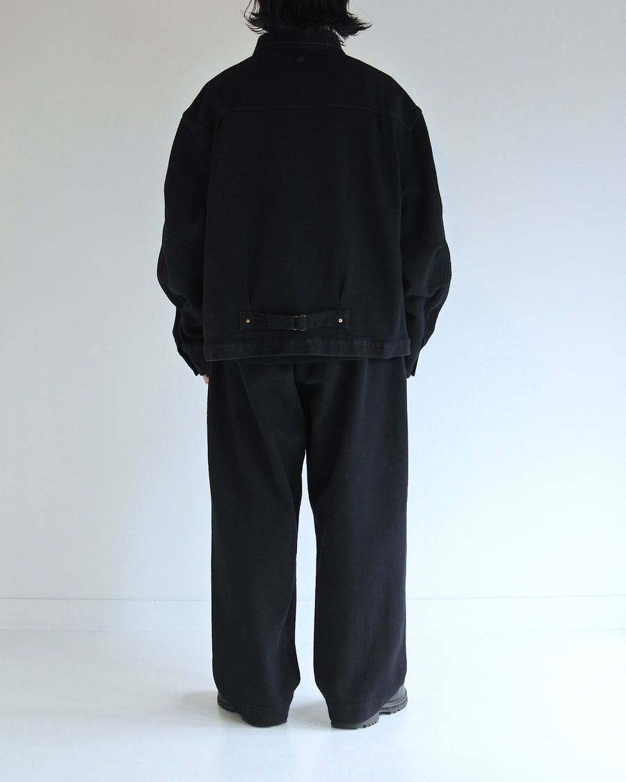 ヘビーピケワークジャケットは、上質で肉厚なピケ素材を使用し、無骨さときれいな落ち感を兼ね備えた一着です。13オンスの先染め硫化ピケは重厚感と柔らかさが特徴で、着用を重ねることで硫化染料ならではの味わい深い経年変化が生まれます。加工はワンウォッシュ仕上げです。
The Heavy Pique Work Jacket is made from premium, heavyweight pique fabric that blends rugged character with a clean, refined drape. The 13oz pre-dyed sulfide pique offers both substantial weight and softness, gradually developing a rich patina with wear. The jacket is finished with a one-wash treatment.