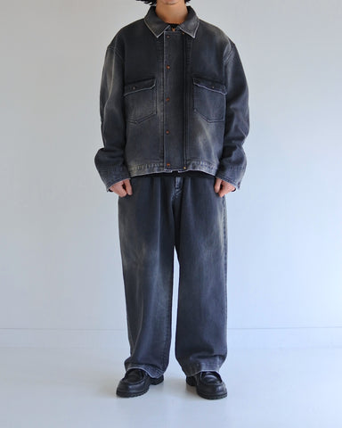 エイジングヘビーピケワークジャケットは、上質で肉厚なピケ素材を使用し、無骨さときれいな落ち感を併せ持つ一着です。13オンスの先染め硫化ピケは重厚感と柔らかさが特徴で、着用を重ねることで味わい深い経年変化を楽しめます。全体にはリアルなアタリを加えたエイジング加工を施しています。
The Aging Heavy Pique Work Jacket is crafted from premium, heavyweight pique fabric that blends rugged character with a clean drape. The 13oz pre-dyed sulfide pique offers both substantial weight and softness, gradually developing a rich patina with wear. A realistic, worn-in look is achieved through an overall aging treatment.