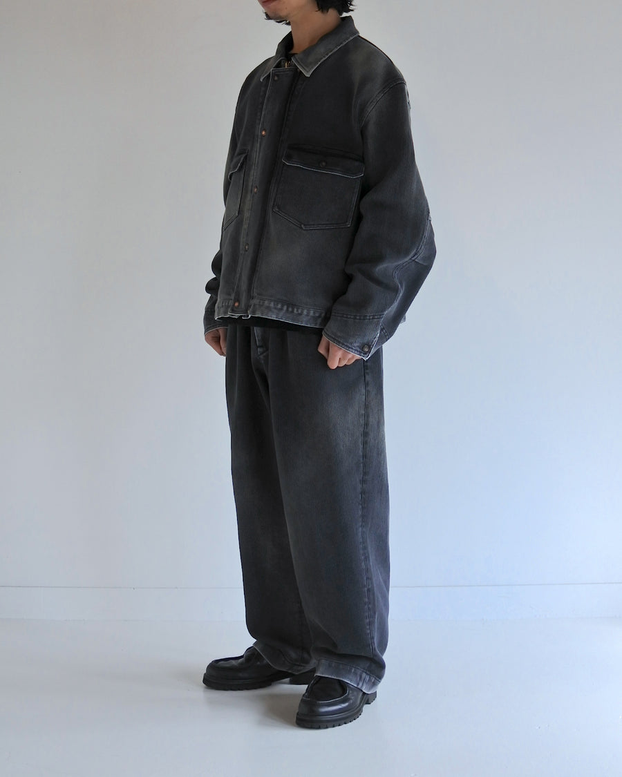 エイジングヘビーピケワークジャケットは、上質で肉厚なピケ素材を使用し、無骨さときれいな落ち感を併せ持つ一着です。13オンスの先染め硫化ピケは重厚感と柔らかさが特徴で、着用を重ねることで味わい深い経年変化を楽しめます。全体にはリアルなアタリを加えたエイジング加工を施しています。
The Aging Heavy Pique Work Jacket is crafted from premium, heavyweight pique fabric that blends rugged character with a clean drape. The 13oz pre-dyed sulfide pique offers both substantial weight and softness, gradually developing a rich patina with wear. A realistic, worn-in look is achieved through an overall aging treatment.