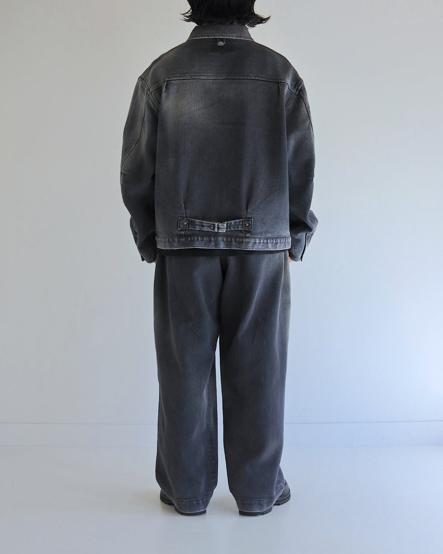 エイジングヘビーピケワークジャケットは、上質で肉厚なピケ素材を使用し、無骨さときれいな落ち感を併せ持つ一着です。13オンスの先染め硫化ピケは重厚感と柔らかさが特徴で、着用を重ねることで味わい深い経年変化を楽しめます。全体にはリアルなアタリを加えたエイジング加工を施しています。
The Aging Heavy Pique Work Jacket is crafted from premium, heavyweight pique fabric that blends rugged character with a clean drape. The 13oz pre-dyed sulfide pique offers both substantial weight and softness, gradually developing a rich patina with wear. A realistic, worn-in look is achieved through an overall aging treatment.