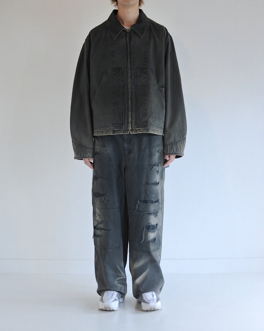【 商品名：デトロイトダックジャケット 】

本製品は、ゆとりのある身幅とややクロップド丈のシルエットにより、インナーアイテムとのレイヤードを楽しめるようサイズ設計されたブラックカラーのジャケットです。生地には頒布の中でも最も薄手の11号帆布生地を使用しており、強度・耐久性に優れるとともに、着用を重ねるごとにアタリなどの経年変化を味わえる素材が特徴です。また、水や薬品の使用量を抑えながら生地の凹凸部分のアタリを強調し、同時に自然な脱色感を与える特殊エイジング加工を施しています。なお、タンブラー乾燥を行っているため、寸法に多少の誤差が生じる場合がございます。