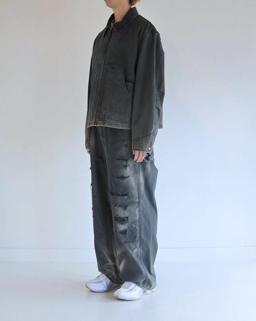 【 商品名：デトロイトダックジャケット 】

本製品は、ゆとりのある身幅とややクロップド丈のシルエットにより、インナーアイテムとのレイヤードを楽しめるようサイズ設計されたブラックカラーのジャケットです。生地には頒布の中でも最も薄手の11号帆布生地を使用しており、強度・耐久性に優れるとともに、着用を重ねるごとにアタリなどの経年変化を味わえる素材が特徴です。また、水や薬品の使用量を抑えながら生地の凹凸部分のアタリを強調し、同時に自然な脱色感を与える特殊エイジング加工を施しています。なお、タンブラー乾燥を行っているため、寸法に多少の誤差が生じる場合がございます。