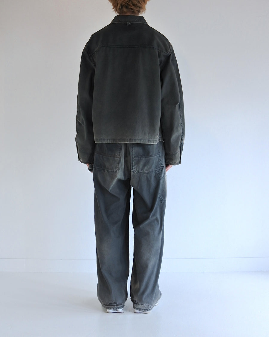 【 商品名：デトロイトダックジャケット 】

本製品は、ゆとりのある身幅とややクロップド丈のシルエットにより、インナーアイテムとのレイヤードを楽しめるようサイズ設計されたブラックカラーのジャケットです。生地には頒布の中でも最も薄手の11号帆布生地を使用しており、強度・耐久性に優れるとともに、着用を重ねるごとにアタリなどの経年変化を味わえる素材が特徴です。また、水や薬品の使用量を抑えながら生地の凹凸部分のアタリを強調し、同時に自然な脱色感を与える特殊エイジング加工を施しています。なお、タンブラー乾燥を行っているため、寸法に多少の誤差が生じる場合がございます。