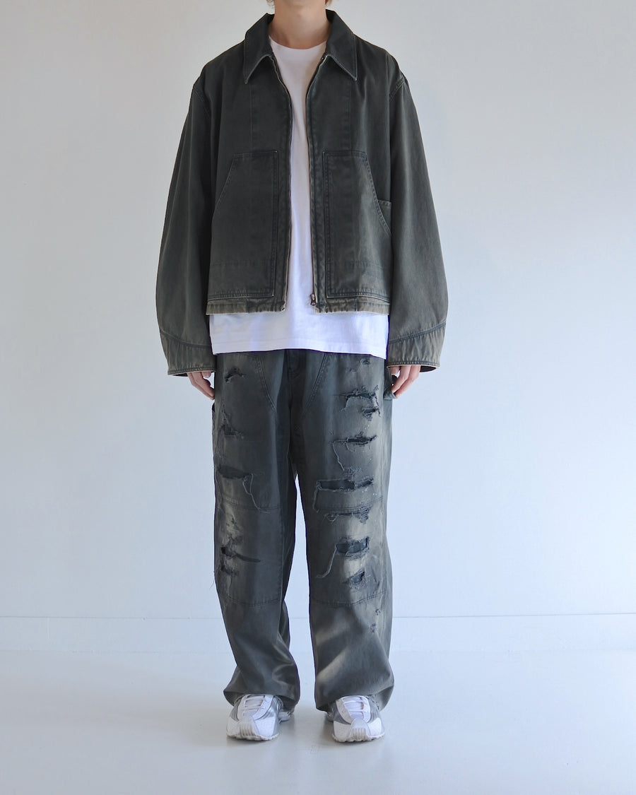 【 商品名：デトロイトダックジャケット 】

本製品は、ゆとりのある身幅とややクロップド丈のシルエットにより、インナーアイテムとのレイヤードを楽しめるようサイズ設計されたブラックカラーのジャケットです。生地には頒布の中でも最も薄手の11号帆布生地を使用しており、強度・耐久性に優れるとともに、着用を重ねるごとにアタリなどの経年変化を味わえる素材が特徴です。また、水や薬品の使用量を抑えながら生地の凹凸部分のアタリを強調し、同時に自然な脱色感を与える特殊エイジング加工を施しています。なお、タンブラー乾燥を行っているため、寸法に多少の誤差が生じる場合がございます。