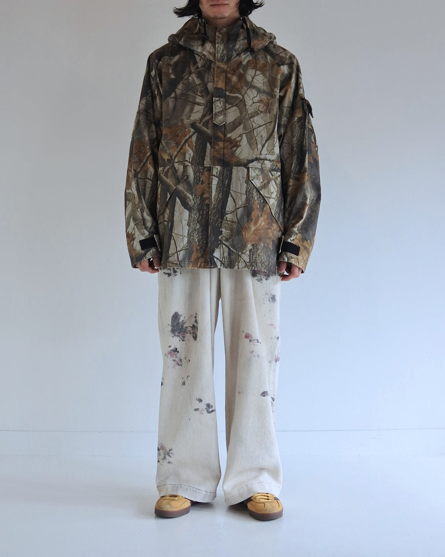 U.S. ARMYのフィールドジャケットをベースに再構築したパーカー。
中綿キルティングで重すぎず、長いシーズン着用可能です。
表地にはパラフィンコーティングを施し、軽い撥水性を付与。
20/リップストップ生地は高密度で裂けにくく耐久性も抜群。
マットな質感としなやかな風合いが特徴です。
仕上げにバイオウォッシュ加工を施しています。
A refined take on the U.S. Army field jacket silhouette.
Medium-weight quilted padding keeps it versatile across seasons.
The paraffin-coated outer provides light water repellency.
Crafted from 20/ripstop fabric for durability and tear resistance.
Features a matte appearance with a soft, supple texture.
Finished with a bio-wash treatment.