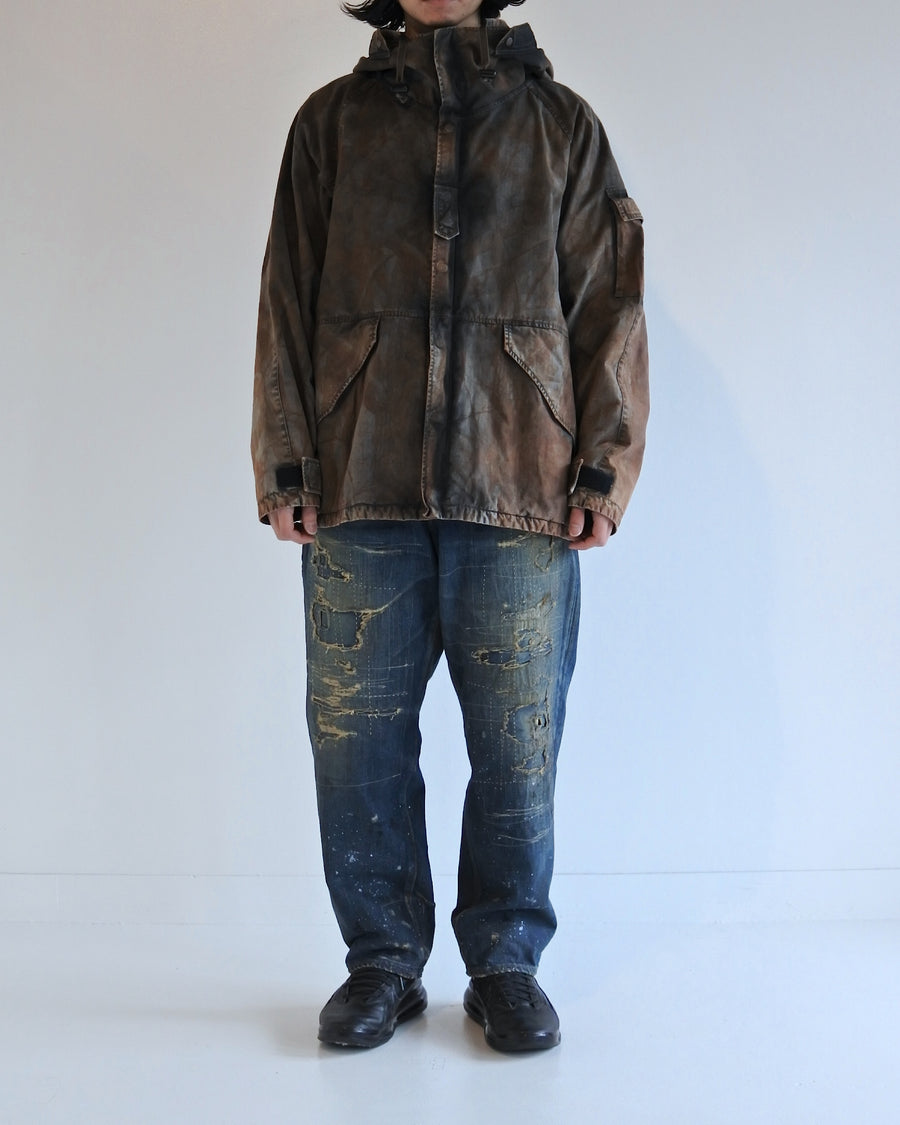 U.S. ARMYのフィールドジャケットをベースに再構築したパーカー。
中綿キルティングを採用し、重すぎず長いシーズン着用可能。
表地はパラフィンコーティングによる軽い撥水性を備えています。
20/リップストップ生地は裂けにくく、マットでしなやかな質感が特徴。
硫化染め後、水を一切使わないサステナブルブリーチを施した特別加工。
独特の風合いと環境配慮を両立した一着です。
A refined take on the U.S. Army field jacket silhouette.
Medium-weight quilted padding offers seasonal versatility without excess bulk.
The paraffin-coated shell provides light water repellency.
Crafted from durable 20/ripstop with a matte, supple texture.
Finished with sulfide dye and a fully water-free sustainable bleachi