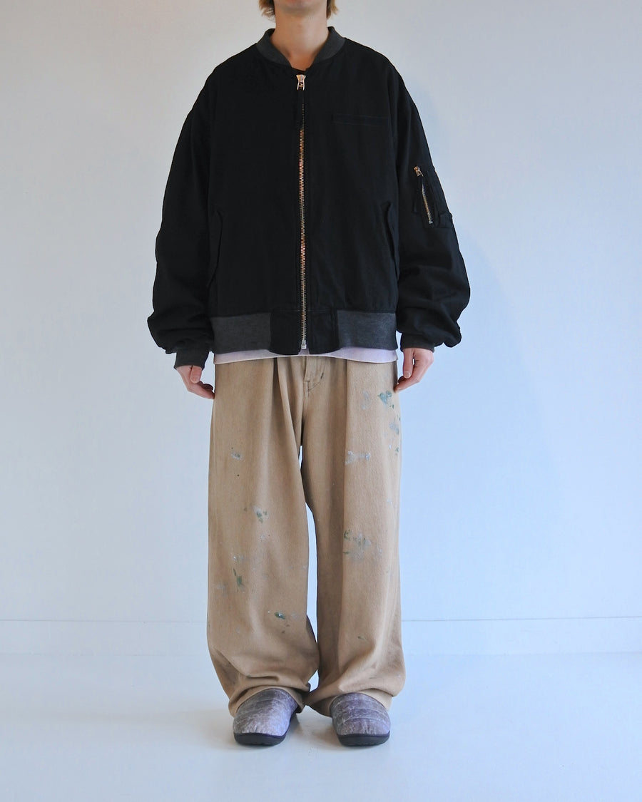 【 商品名：デュアルデニムMA-1 】

本製品は、ブランドのメイン素材であるデニムを使用し、ディティールを忠実に再現しながらシルエットを整えたブラックカラーのMA-1ジャケットです。中綿は入っていませんが、ライトオンスのデニムを採用し、二重縫製によって柔らかさと程よい肉感を両立した着心地の良い一着に仕上げています。生地にはムラ糸を使用した8ozデニムを採用しており、シャープなムラ形状と粗野な風合いが、より一層ヴィンテージ感を引き立てます。また、加工にはワンウォッシュを施し、自然な風合いを持たせています。