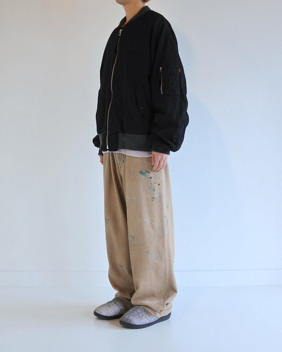 【 商品名：デュアルデニムMA-1 】

本製品は、ブランドのメイン素材であるデニムを使用し、ディティールを忠実に再現しながらシルエットを整えたブラックカラーのMA-1ジャケットです。中綿は入っていませんが、ライトオンスのデニムを採用し、二重縫製によって柔らかさと程よい肉感を両立した着心地の良い一着に仕上げています。生地にはムラ糸を使用した8ozデニムを採用しており、シャープなムラ形状と粗野な風合いが、より一層ヴィンテージ感を引き立てます。また、加工にはワンウォッシュを施し、自然な風合いを持たせています。