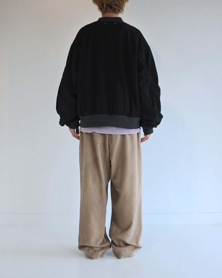 【 商品名：デュアルデニムMA-1 】

本製品は、ブランドのメイン素材であるデニムを使用し、ディティールを忠実に再現しながらシルエットを整えたブラックカラーのMA-1ジャケットです。中綿は入っていませんが、ライトオンスのデニムを採用し、二重縫製によって柔らかさと程よい肉感を両立した着心地の良い一着に仕上げています。生地にはムラ糸を使用した8ozデニムを採用しており、シャープなムラ形状と粗野な風合いが、より一層ヴィンテージ感を引き立てます。また、加工にはワンウォッシュを施し、自然な風合いを持たせています。