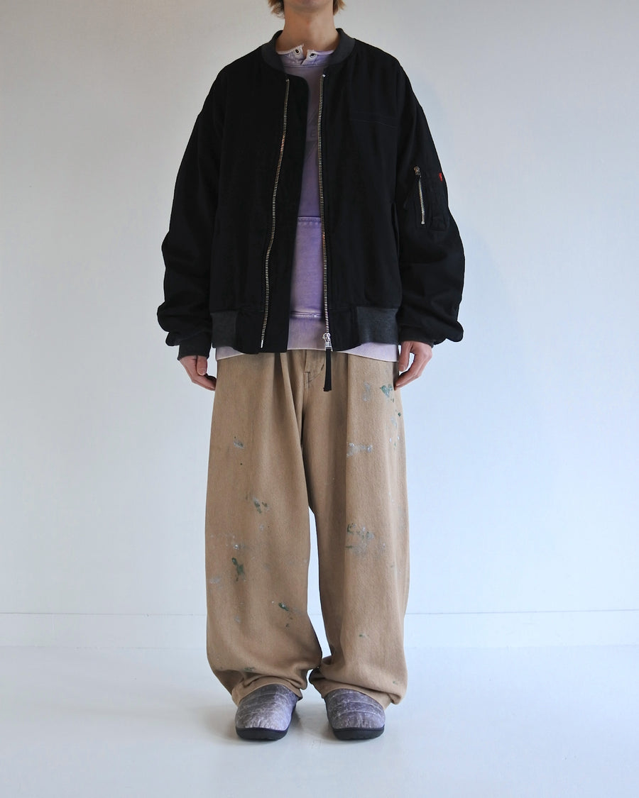 【 商品名：デュアルデニムMA-1 】

本製品は、ブランドのメイン素材であるデニムを使用し、ディティールを忠実に再現しながらシルエットを整えたブラックカラーのMA-1ジャケットです。中綿は入っていませんが、ライトオンスのデニムを採用し、二重縫製によって柔らかさと程よい肉感を両立した着心地の良い一着に仕上げています。生地にはムラ糸を使用した8ozデニムを採用しており、シャープなムラ形状と粗野な風合いが、より一層ヴィンテージ感を引き立てます。また、加工にはワンウォッシュを施し、自然な風合いを持たせています。