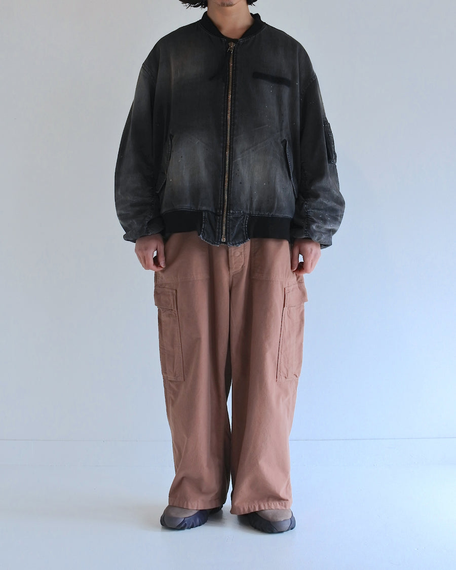 【 商品名：エイジングデュアルデニムMA-1 】

本製品は、ブランドのメイン素材であるデニムを使用し、ディティールを忠実に再現しながらシルエットを整えたブラックカラーのMA-1ジャケットです。中綿は入っていませんが、ライトオンスデニムを採用し、二重縫製によって柔らかく程よい肉感のある着心地に仕上げています。生地にはムラ糸を使用した8ozデニムを採用しており、シャープなムラ形状と粗野な風合いがより一層ヴィンテージ感を引き立てます。さらに加工には、全体にリアルなアタリ感を与えるエイジング加工を施し、深みのある表情を持たせています。