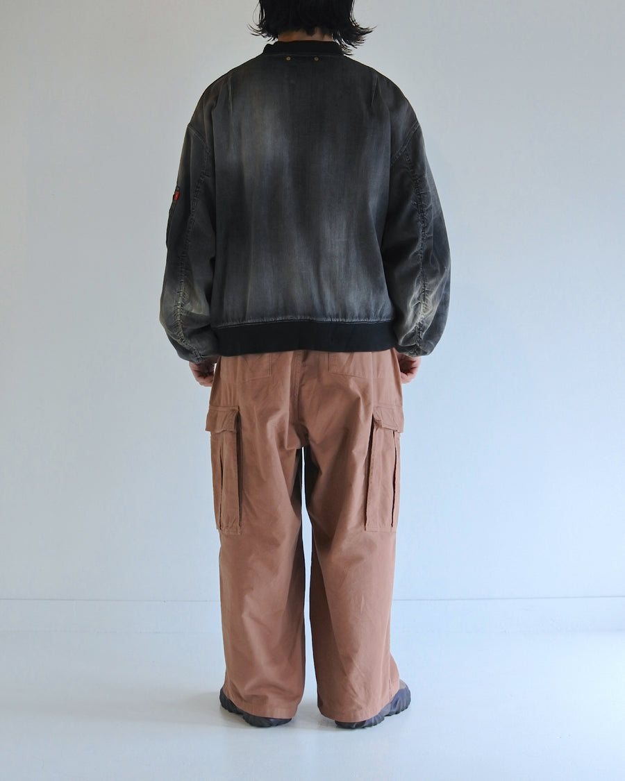 【 商品名：エイジングデュアルデニムMA-1 】

本製品は、ブランドのメイン素材であるデニムを使用し、ディティールを忠実に再現しながらシルエットを整えたブラックカラーのMA-1ジャケットです。中綿は入っていませんが、ライトオンスデニムを採用し、二重縫製によって柔らかく程よい肉感のある着心地に仕上げています。生地にはムラ糸を使用した8ozデニムを採用しており、シャープなムラ形状と粗野な風合いがより一層ヴィンテージ感を引き立てます。さらに加工には、全体にリアルなアタリ感を与えるエイジング加工を施し、深みのある表情を持たせています。