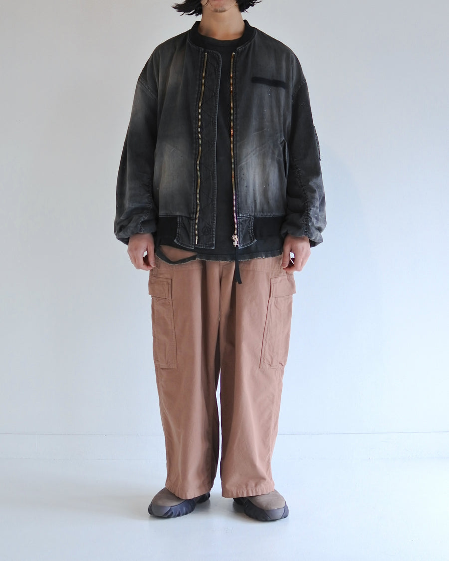 【 商品名：エイジングデュアルデニムMA-1 】

本製品は、ブランドのメイン素材であるデニムを使用し、ディティールを忠実に再現しながらシルエットを整えたブラックカラーのMA-1ジャケットです。中綿は入っていませんが、ライトオンスデニムを採用し、二重縫製によって柔らかく程よい肉感のある着心地に仕上げています。生地にはムラ糸を使用した8ozデニムを採用しており、シャープなムラ形状と粗野な風合いがより一層ヴィンテージ感を引き立てます。さらに加工には、全体にリアルなアタリ感を与えるエイジング加工を施し、深みのある表情を持たせています。