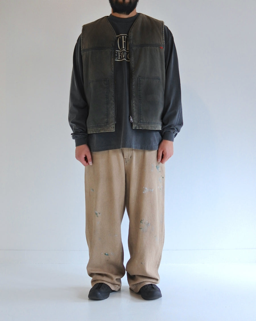 ■リバーシブルで着用が可能なダック×ボアのワークベスト。
カラーはブラック。
某ワークブランドよりも生地の重量が軽量なのでストレスの少ないライトな着用感も魅力的です。

■表地 : 11号帆布生地
頒布の中で最も薄手の11号を使用しており、強度・耐久性に優れ、着用を重ねるごとにアタリなどの経年変化を感じられる素材です。
■裏地 : シープボア
毛足がありながら、ざらつきが少ないソフトなボア生地です。

■加工 : 特殊エイジング加工/サンフェードダメージ加工
水や薬品の使用量を軽減させながら生地の凹凸部分のアタリを強調させ、同時に脱色させる特殊加工です。
さらにダメージ加工を施しております。