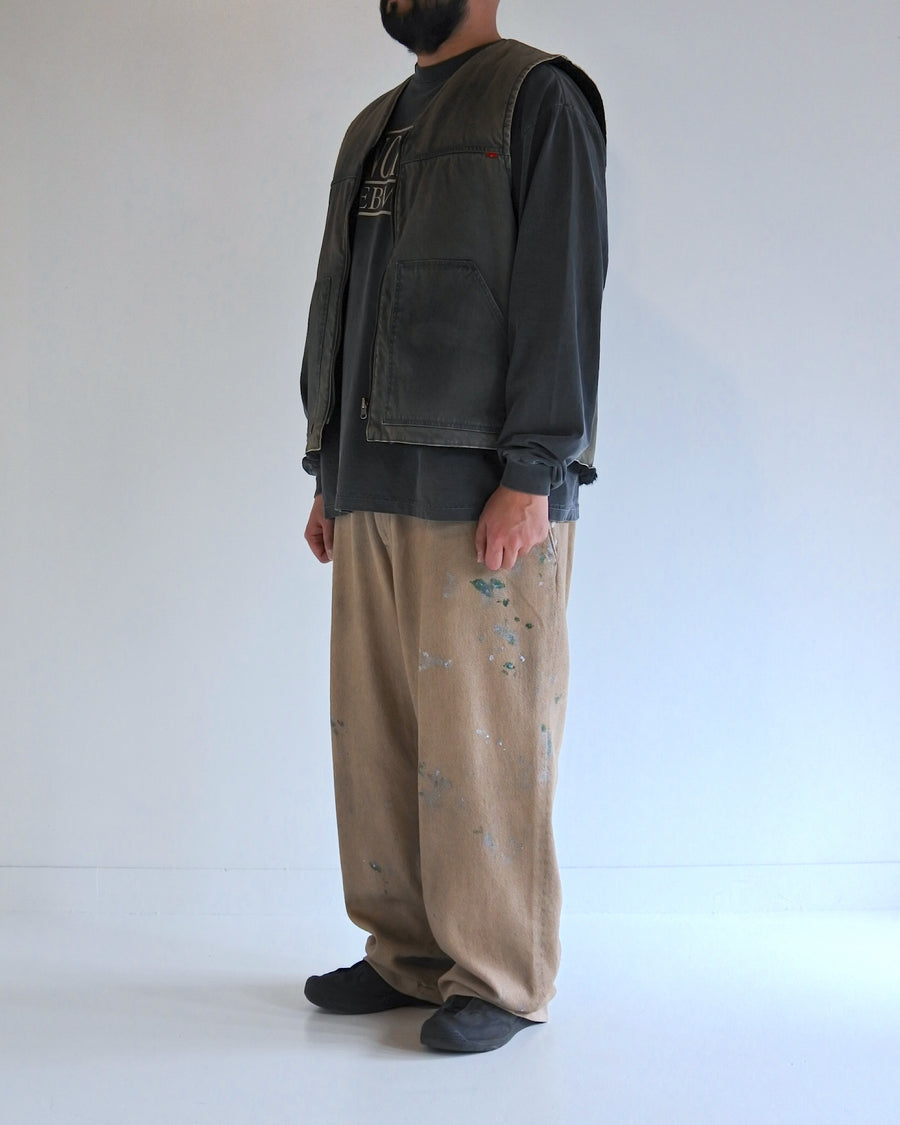 ■リバーシブルで着用が可能なダック×ボアのワークベスト。
カラーはブラック。
某ワークブランドよりも生地の重量が軽量なのでストレスの少ないライトな着用感も魅力的です。

■表地 : 11号帆布生地
頒布の中で最も薄手の11号を使用しており、強度・耐久性に優れ、着用を重ねるごとにアタリなどの経年変化を感じられる素材です。
■裏地 : シープボア
毛足がありながら、ざらつきが少ないソフトなボア生地です。

■加工 : 特殊エイジング加工/サンフェードダメージ加工
水や薬品の使用量を軽減させながら生地の凹凸部分のアタリを強調させ、同時に脱色させる特殊加工です。
さらにダメージ加工を施しております。