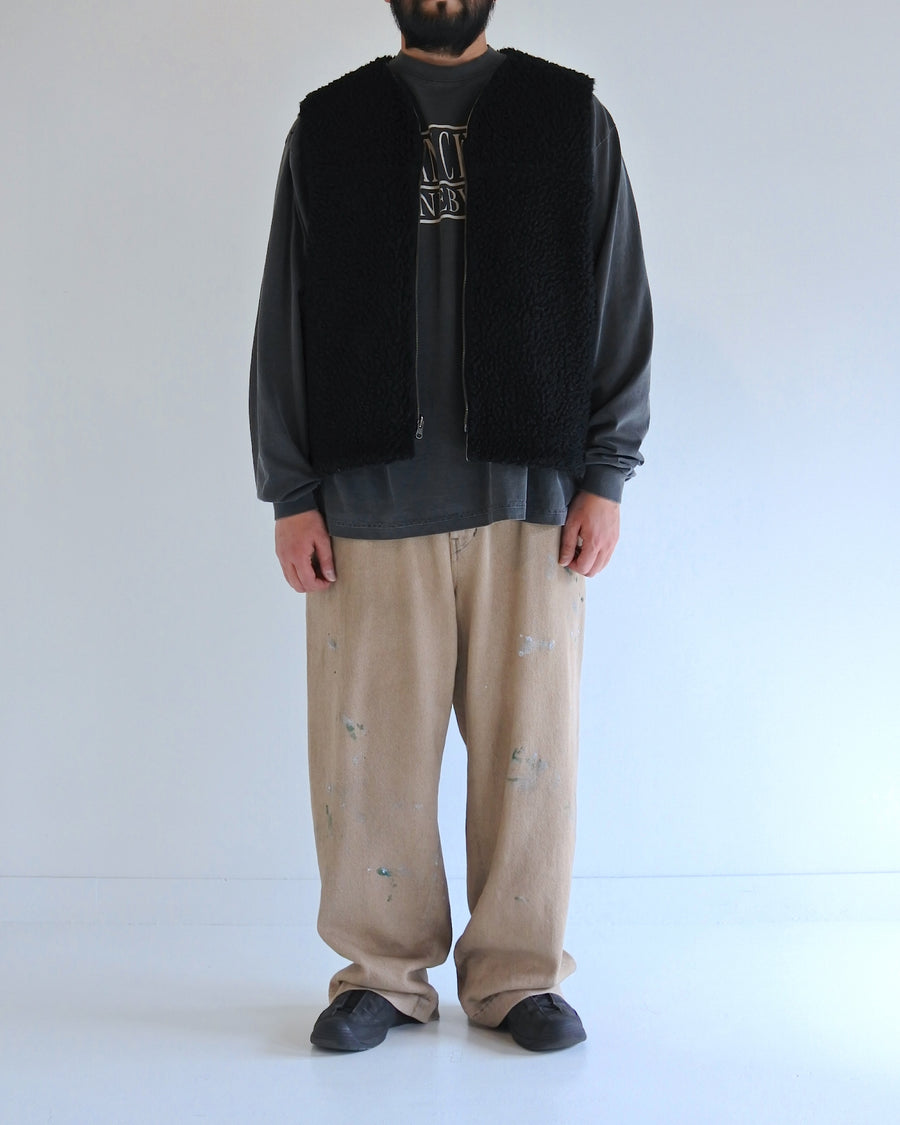 ■リバーシブルで着用が可能なダック×ボアのワークベスト。
カラーはブラック。
某ワークブランドよりも生地の重量が軽量なのでストレスの少ないライトな着用感も魅力的です。

■表地 : 11号帆布生地
頒布の中で最も薄手の11号を使用しており、強度・耐久性に優れ、着用を重ねるごとにアタリなどの経年変化を感じられる素材です。
■裏地 : シープボア
毛足がありながら、ざらつきが少ないソフトなボア生地です。

■加工 : 特殊エイジング加工/サンフェードダメージ加工
水や薬品の使用量を軽減させながら生地の凹凸部分のアタリを強調させ、同時に脱色させる特殊加工です。
さらにダメージ加工を施しております。